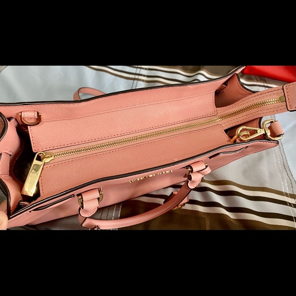 Michael kors purse - Picture 3 of 5